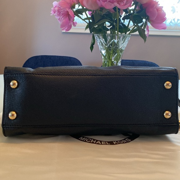 Michael Kors midsize carryall in black - Picture 8 of 8